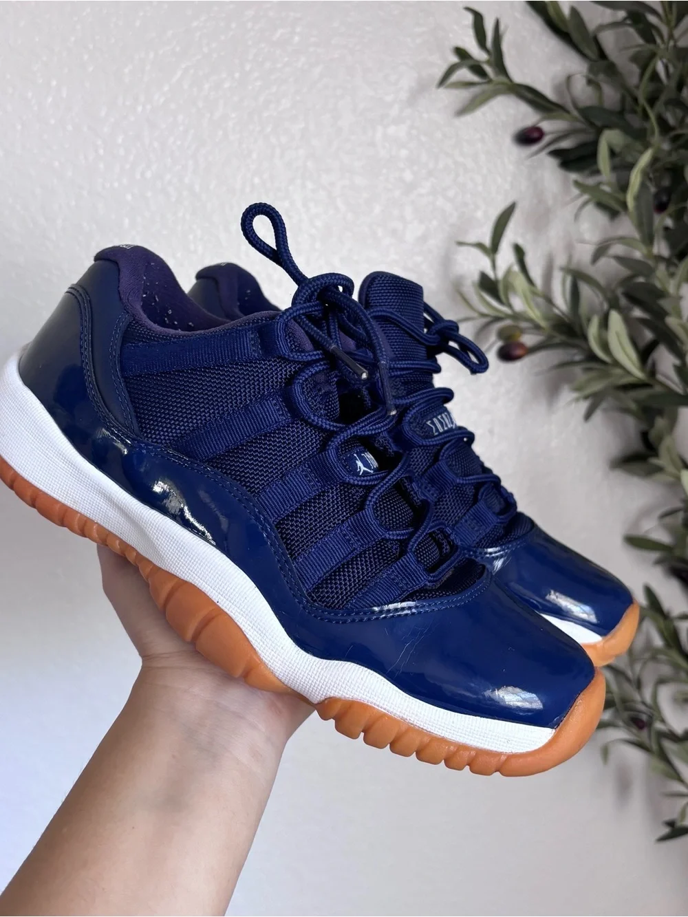 Nike Air Jordan 11 Retro Low Navy Gum sneakers 6 Youth